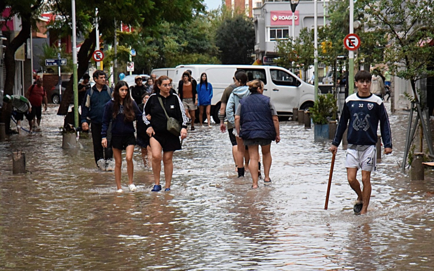Bahía Blanca, el día después: sin luz ni agua, incomunicados y las imágenes de una ciudad en emergencia